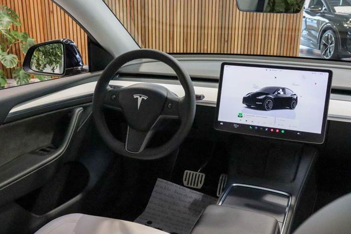 Sort Tesla Model Y fra 2024