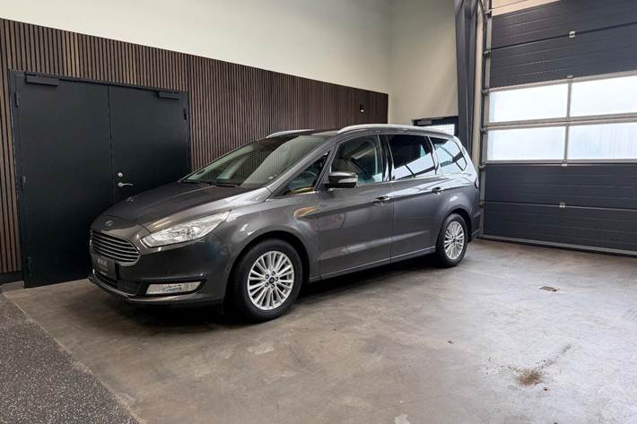 Grå Ford Galaxy fra 2017