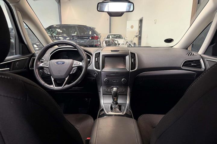 Grå Ford Galaxy fra 2017