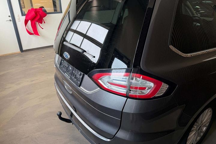Grå Ford Galaxy fra 2017