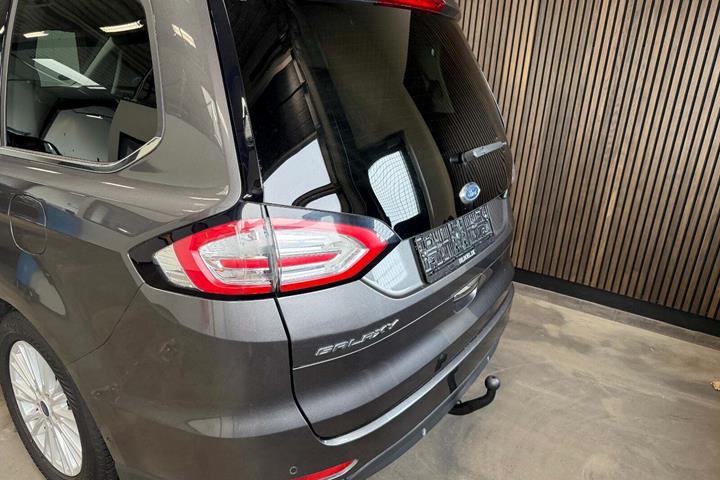 Grå Ford Galaxy fra 2017
