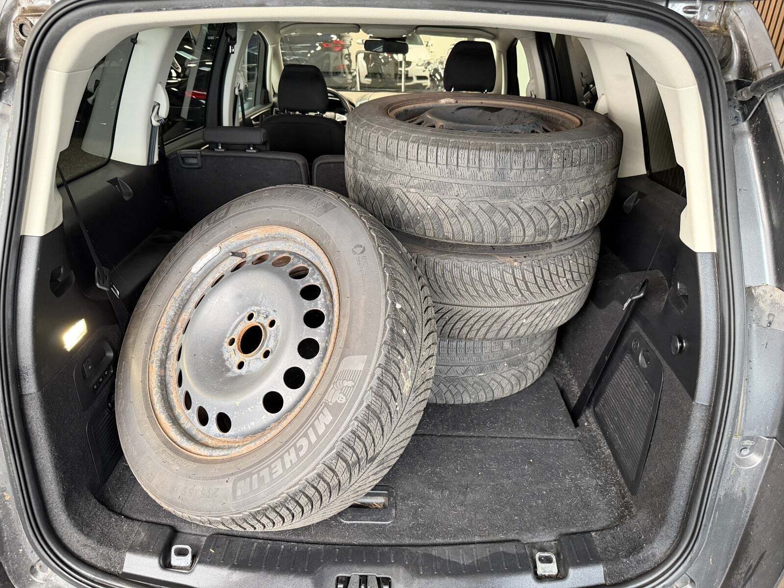 Grå Ford Galaxy fra 2017