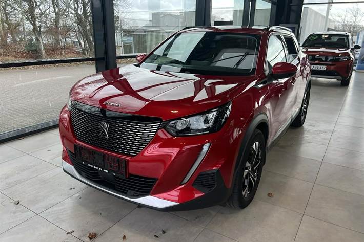 Rød Peugeot 2008 fra 2020 set udefra