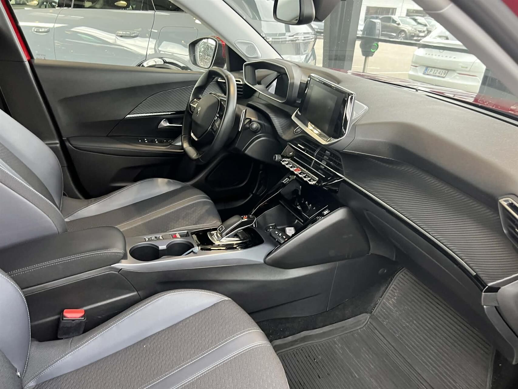 Rød Peugeot 2008 fra 2020