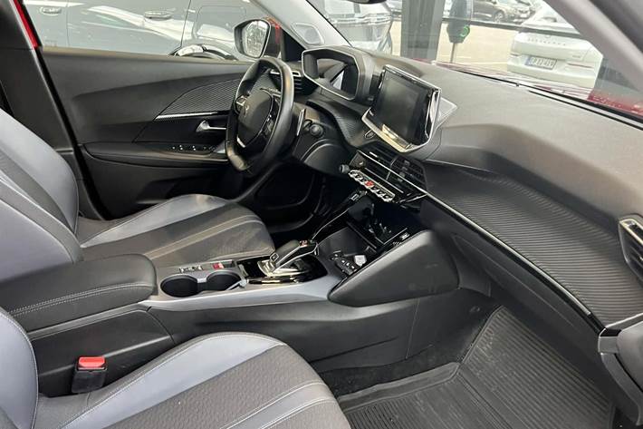 Rød Peugeot 2008 fra 2020