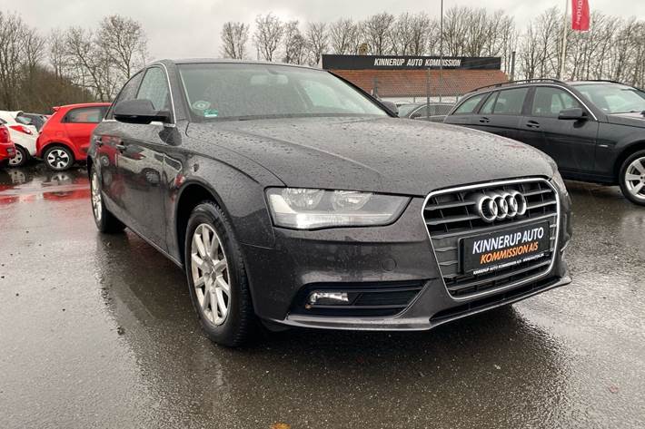 Grå Audi A4 fra 2012