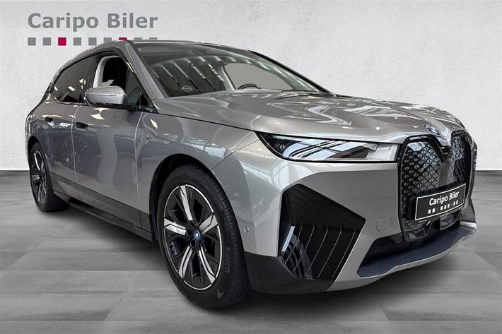 Grå BMW iX fra 2023