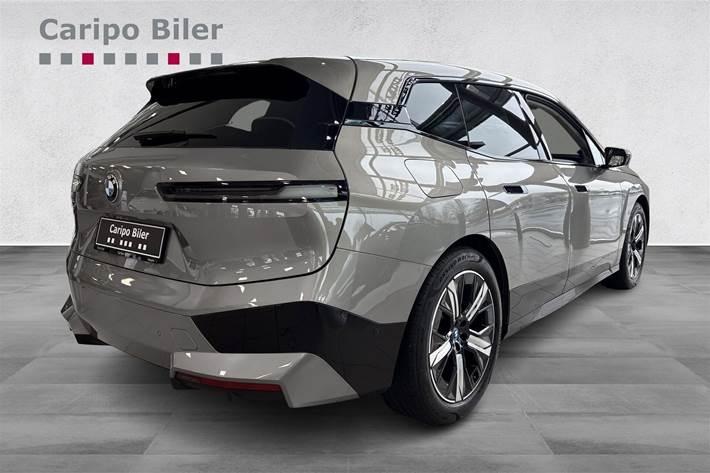 Grå BMW iX fra 2023