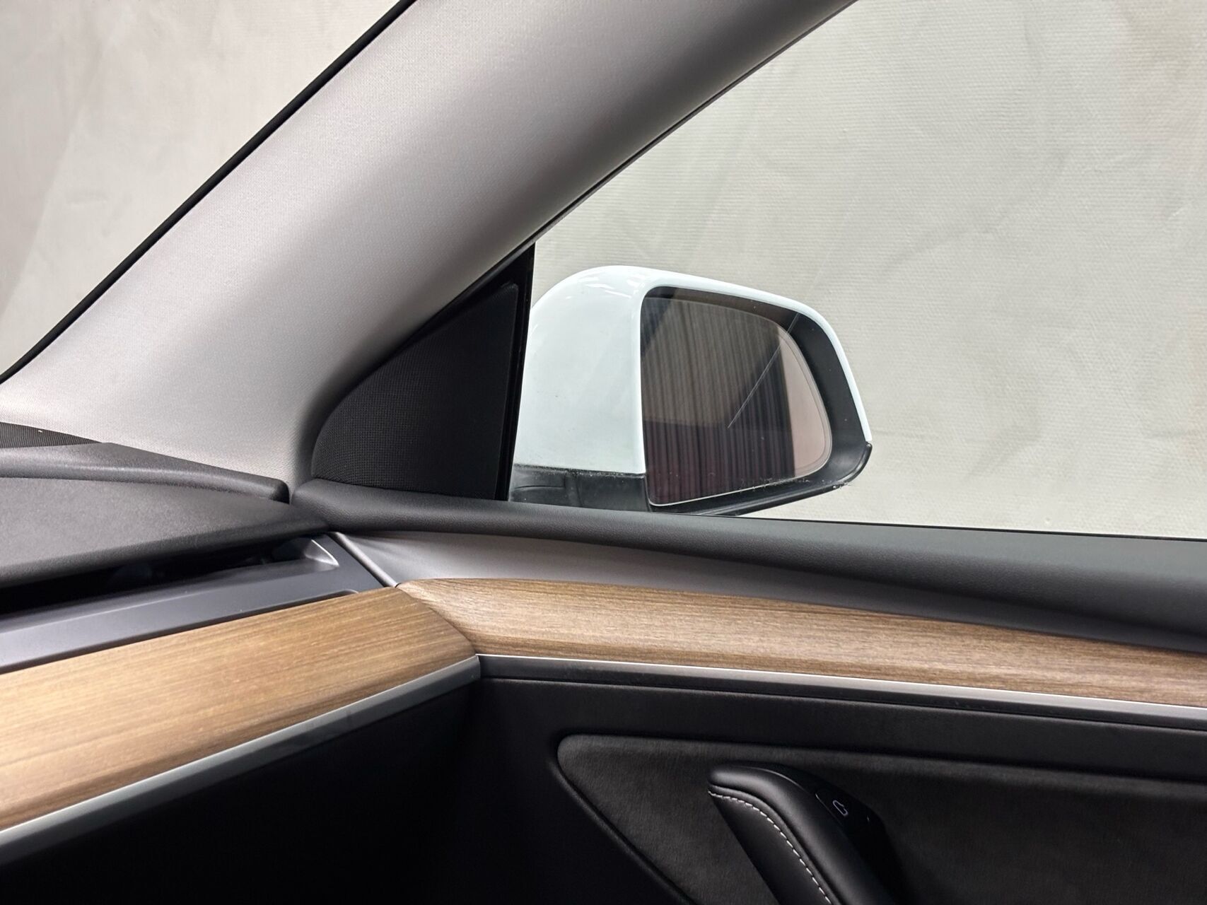 Hvid Tesla Model Y fra 2022