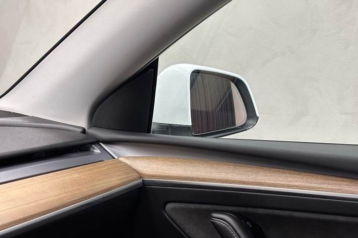 Hvid Tesla Model Y fra 2022