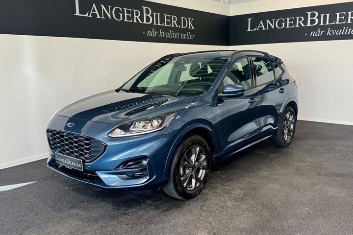 Blå Ford Kuga fra 2022 set udefra