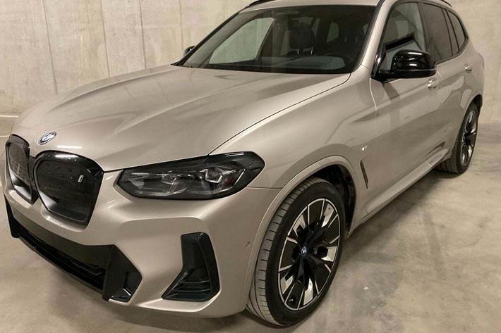 Orange BMW iX3 fra 2023