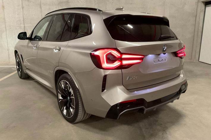 Orange BMW iX3 fra 2023