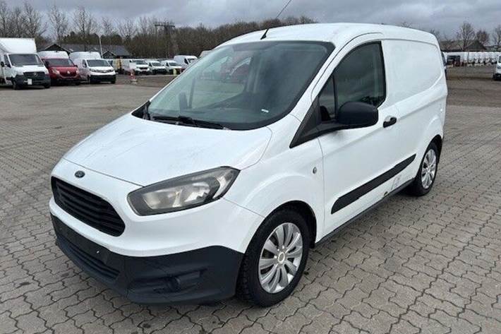 Hvid Ford Transit Courier fra 2014 set udefra