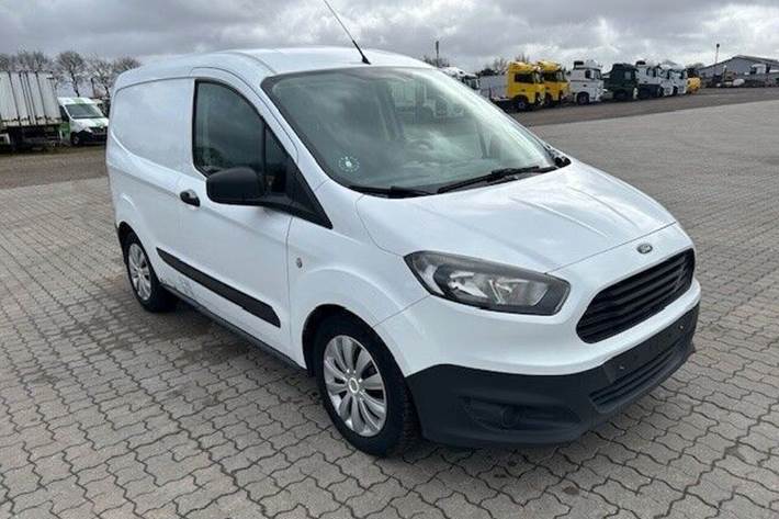 Hvid Ford Transit Courier fra 2014