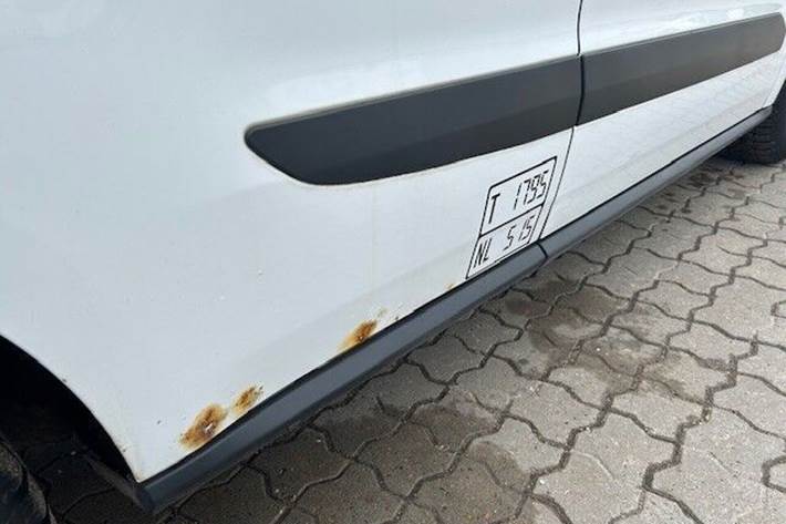 Hvid Ford Transit Courier fra 2014