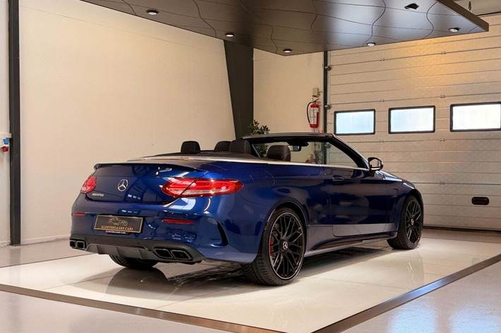 Blå Mercedes C63 fra 2017