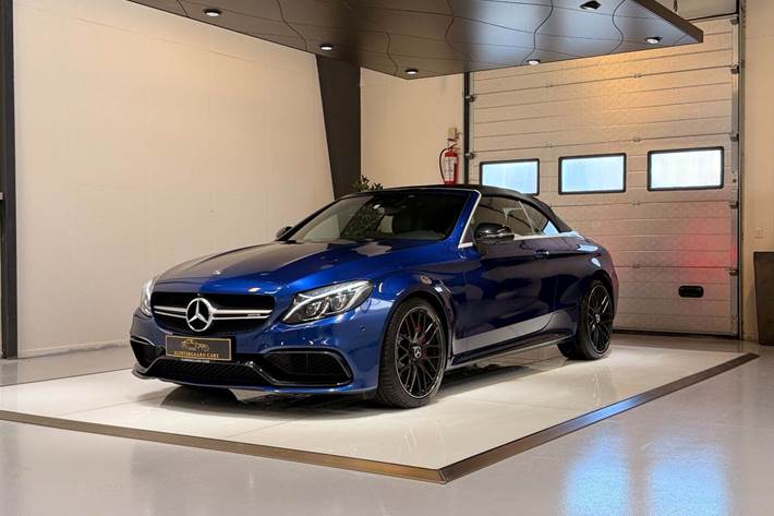 Blå Mercedes C63 fra 2017 set udefra