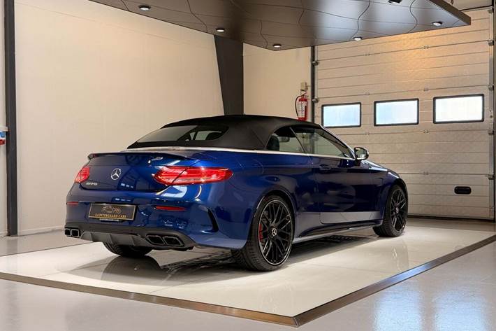 Blå Mercedes C63 fra 2017