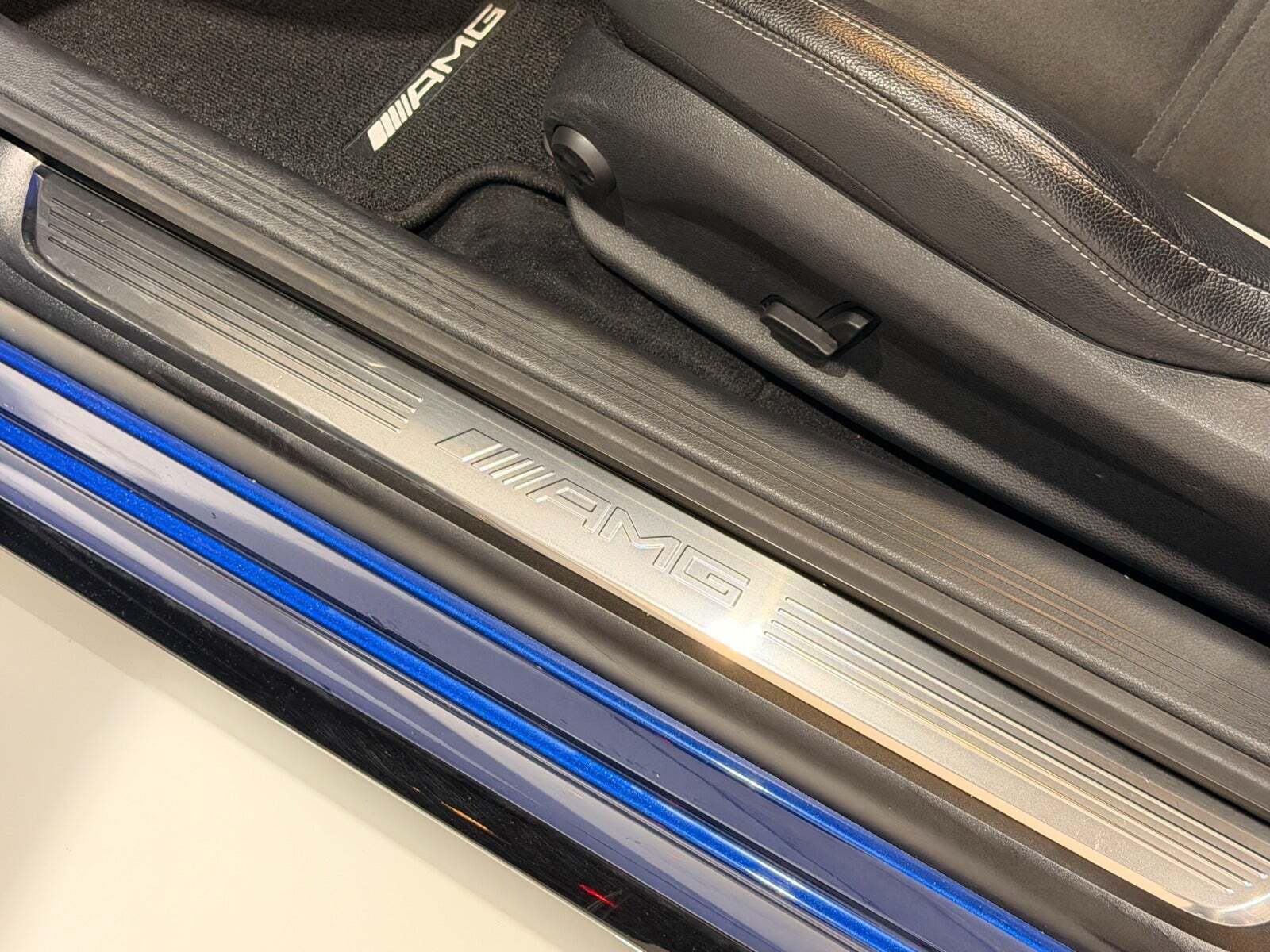 Blå Mercedes C63 fra 2017