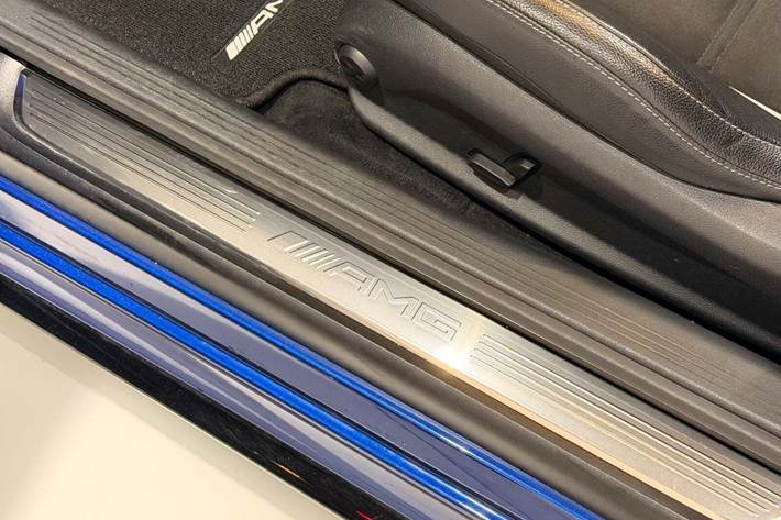Blå Mercedes C63 fra 2017