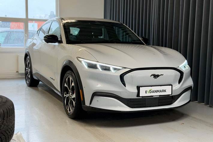 Hvid Ford Mustang Mach-E fra 2023