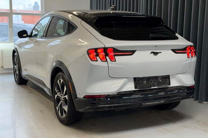 Hvid Ford Mustang Mach-E fra 2023