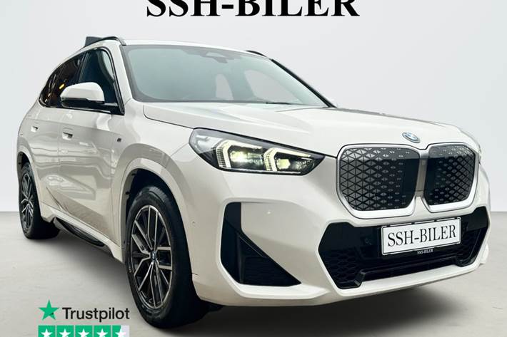 Hvid BMW iX1 fra 2024 set udefra