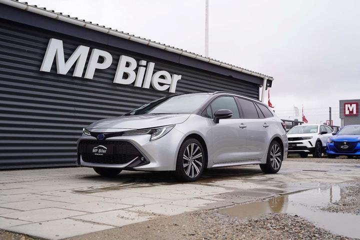Sølv Toyota Corolla fra 2022 set udefra