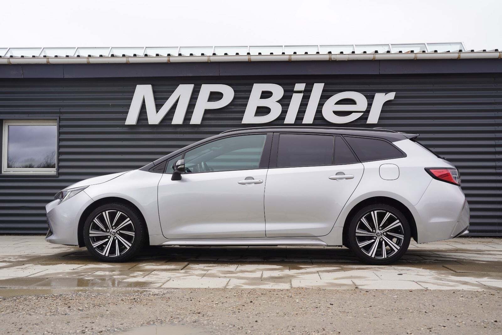 Sølv Toyota Corolla fra 2022