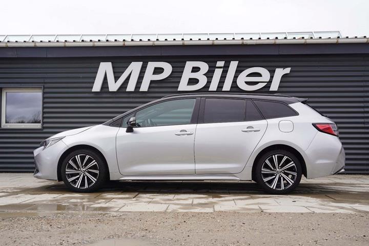Sølv Toyota Corolla fra 2022