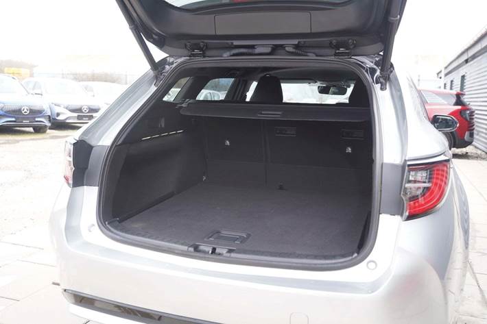 Sølv Toyota Corolla fra 2022