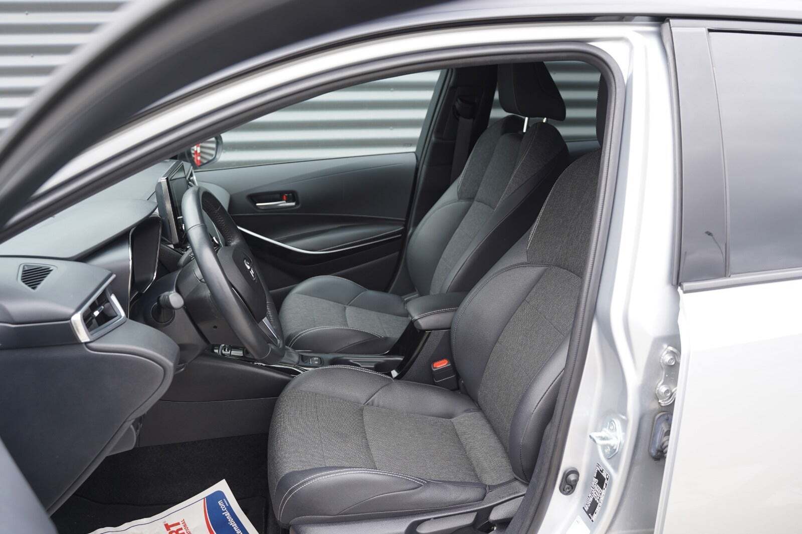 Sølv Toyota Corolla fra 2022