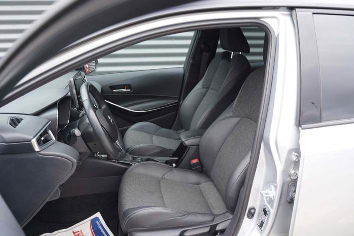 Sølv Toyota Corolla fra 2022