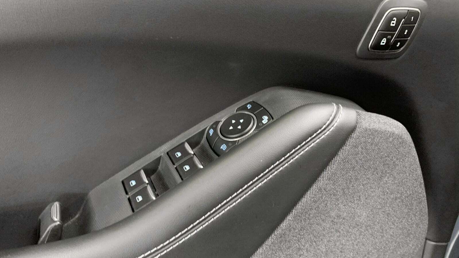 Blå Ford Mustang Mach-E fra 2023