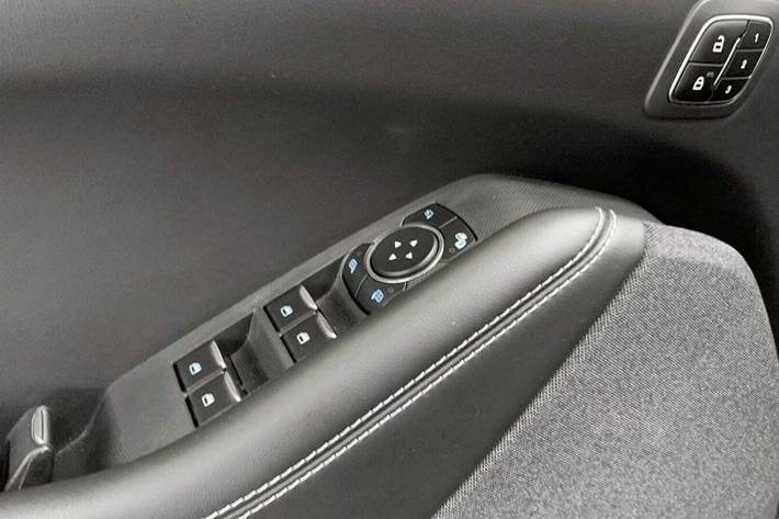 Blå Ford Mustang Mach-E fra 2023