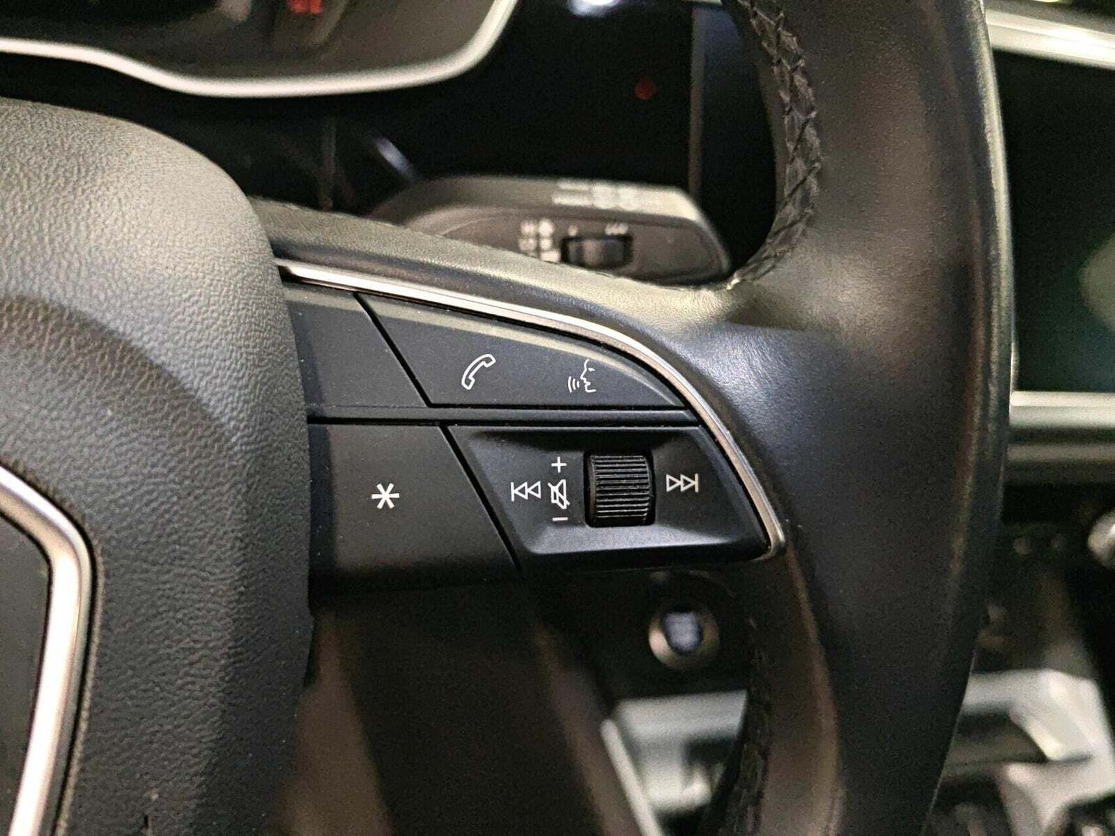 Blå Audi Q3 fra 2021