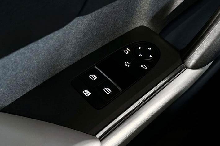 Sølv Mazda MX-30 fra 2021