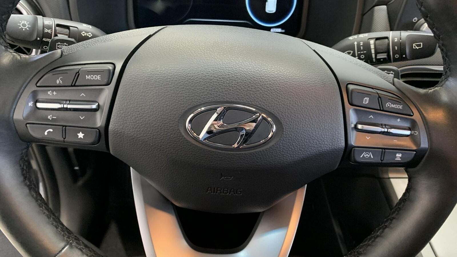 Grå Hyundai Kona fra 2022