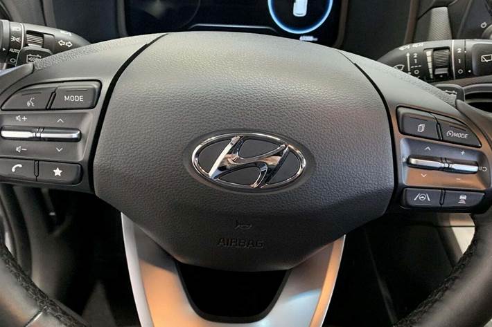 Grå Hyundai Kona fra 2022