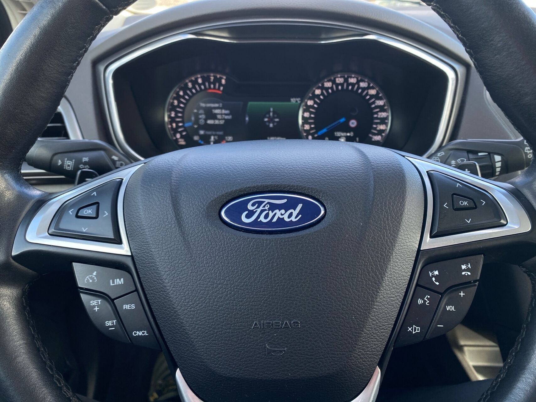 Hvid Ford Mondeo fra 2016