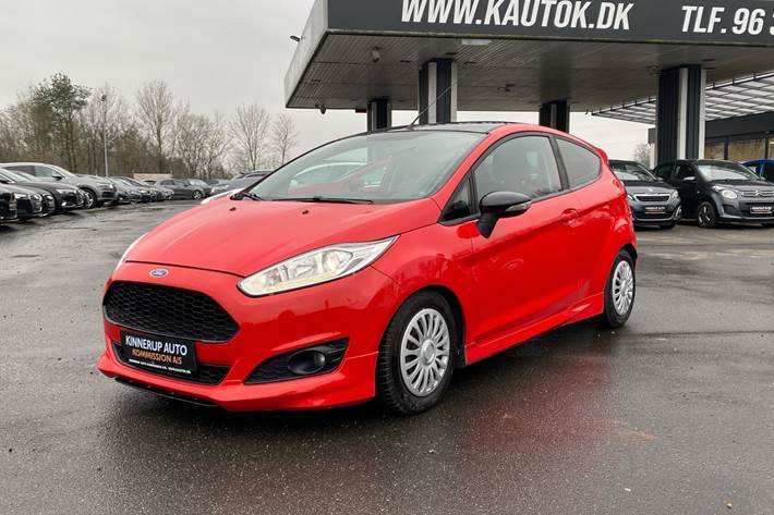 Rød Ford Fiesta fra 2014