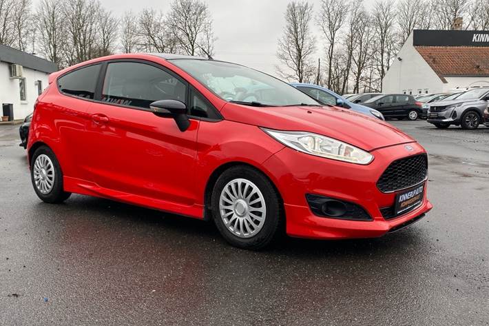 Rød Ford Fiesta fra 2014