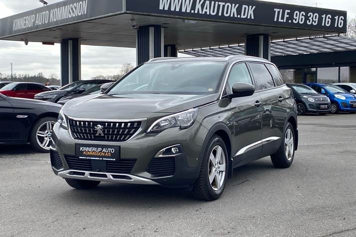 Grøn Peugeot 5008 fra 2020