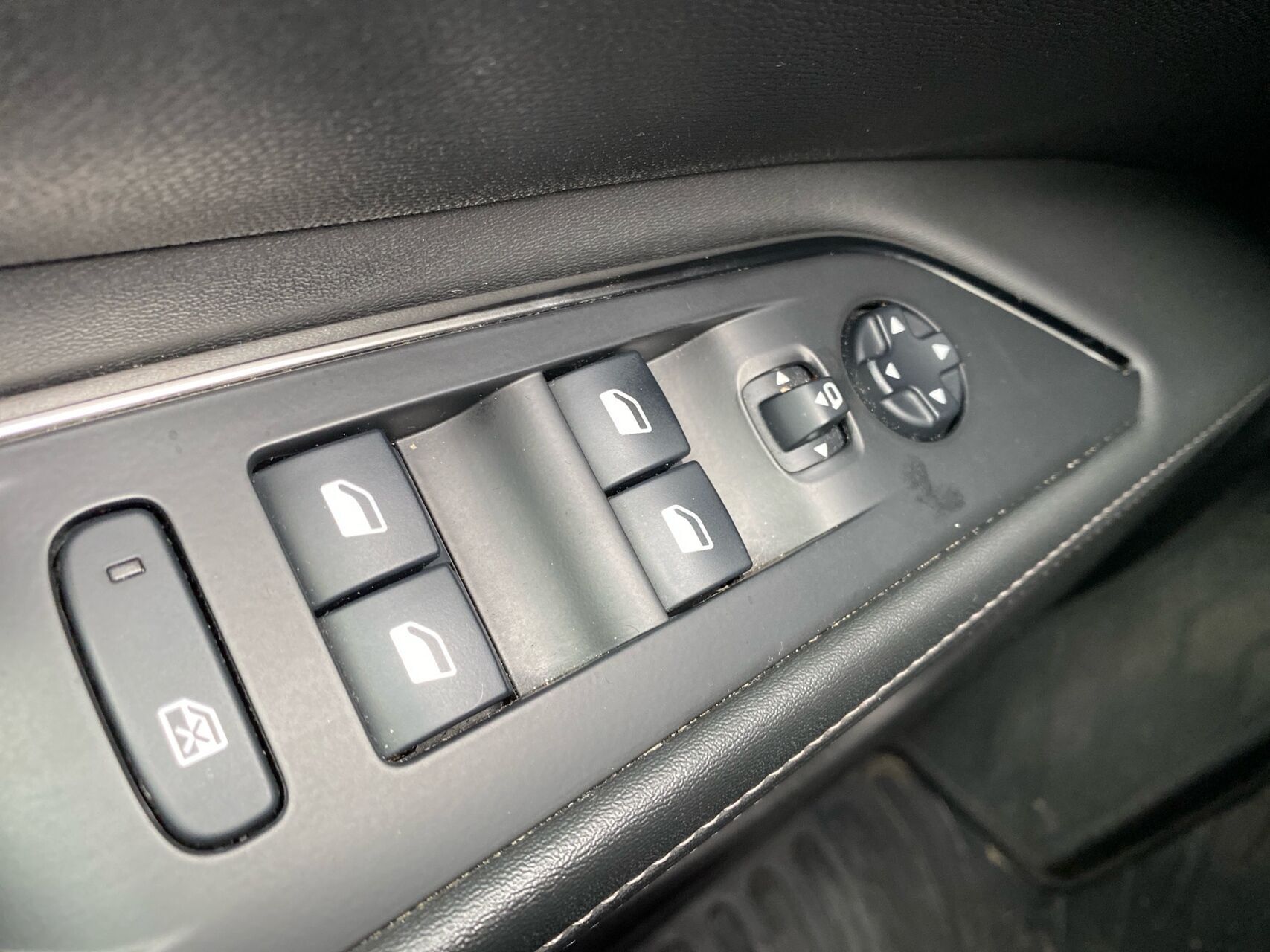 Grøn Peugeot 5008 fra 2020