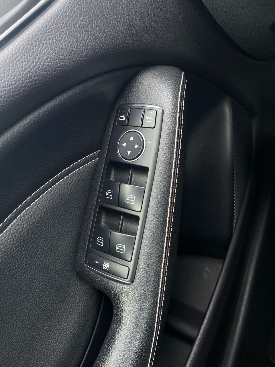 Hvid Mercedes B200 fra 2014