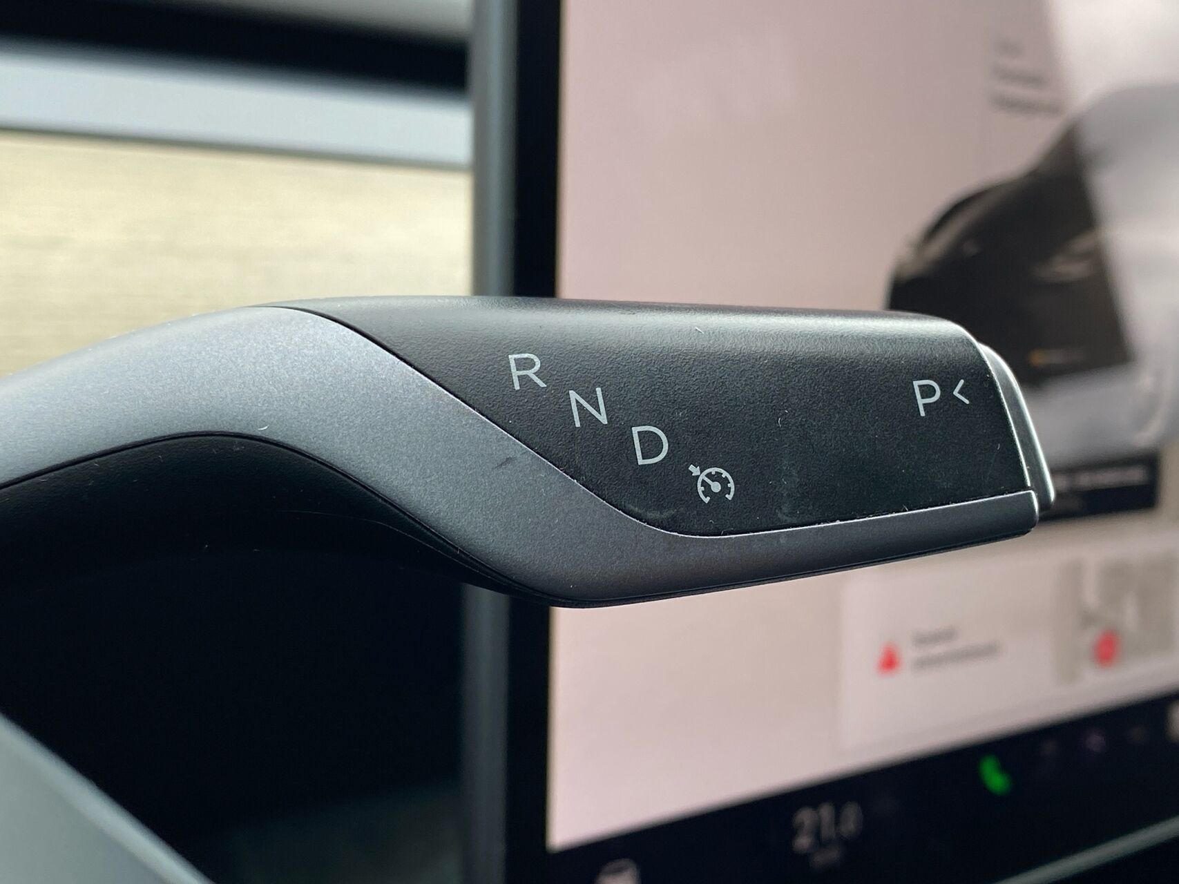 Sort Tesla Model Y fra 2023