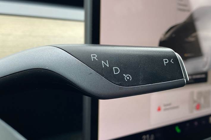 Sort Tesla Model Y fra 2023