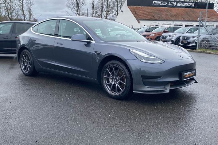 Grå Tesla Model 3 fra 2019