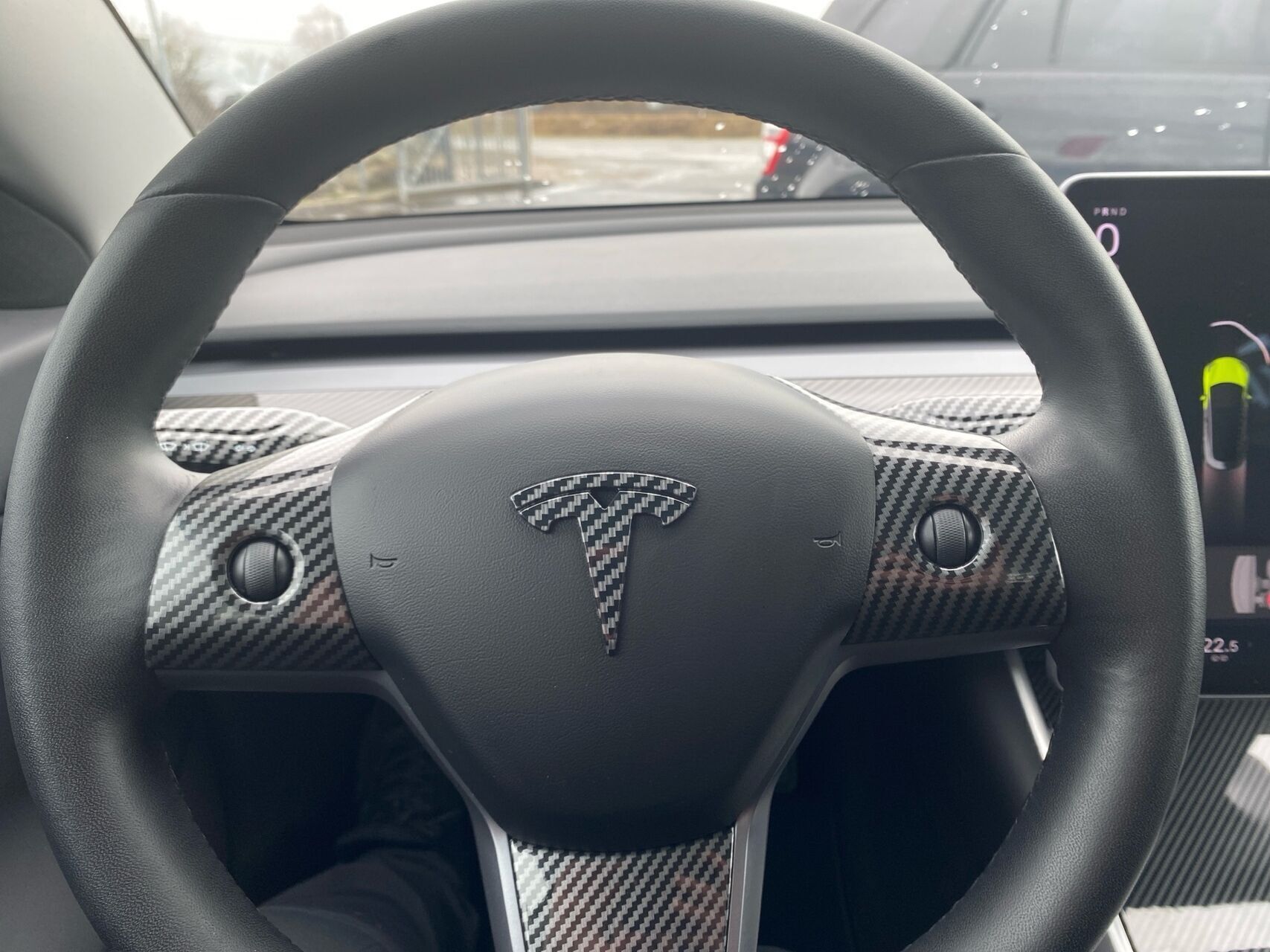 Grå Tesla Model 3 fra 2019